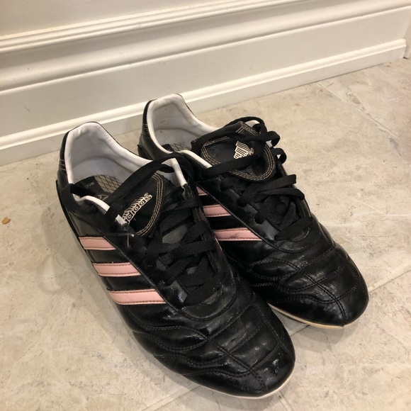 Running shoes & soccer cleats - Picture 2 of 6